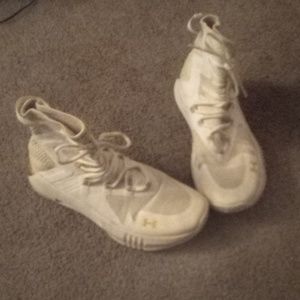 Men's white size 9 Under Armour basketball shoes
